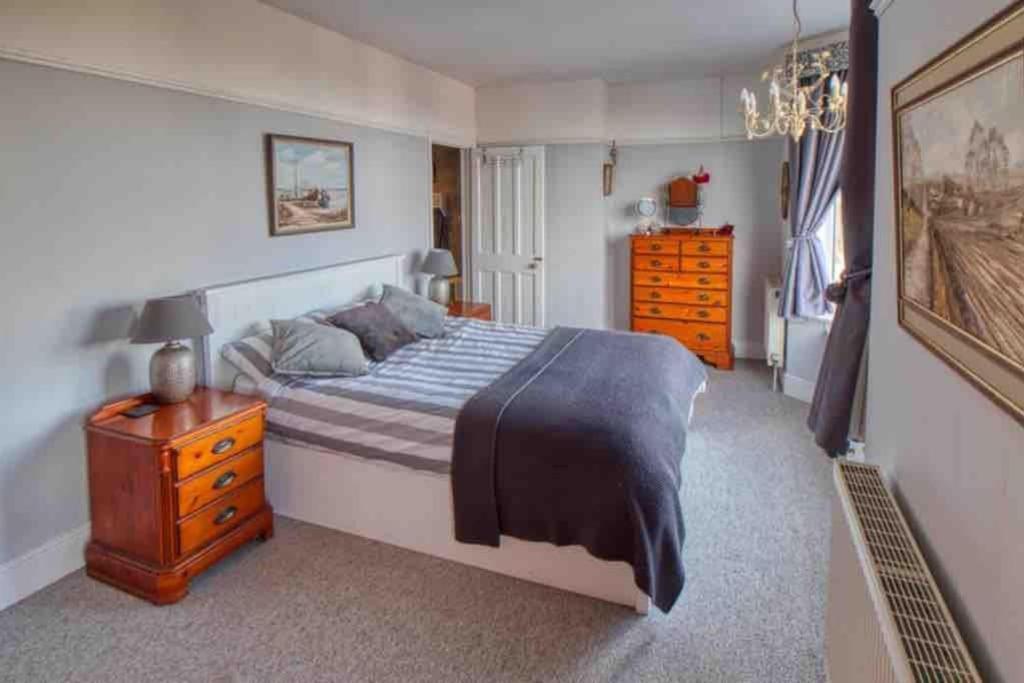 Large Character Home, Hot Tub, Beach 5 Min Walk Gorleston-On-Sea Exterior photo